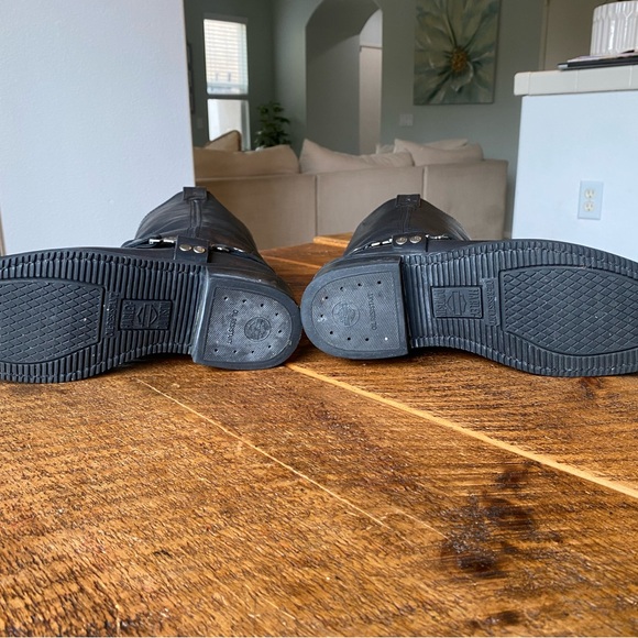 Harley Davidson leather riding boots. Minor scuffs on toe area. - Picture 7 of 10